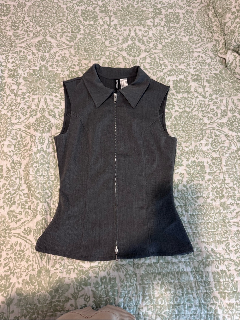 H&M Sleeveless Grey Zip-Front Collared Shirt